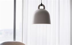 Bell loftlampe sand flere størrelser fra Normann Copenhagen