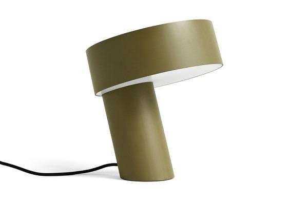 Bordlampe Slant khaki grøn fra  HAY