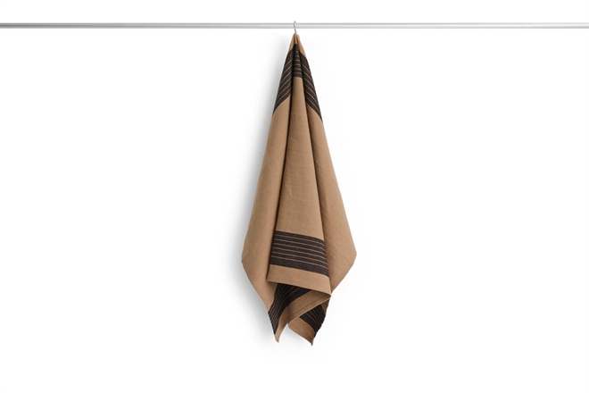 Linear Tea Towel - viskestykke mocca  fra HAY