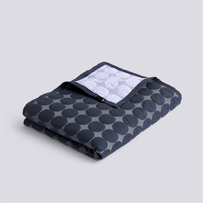 Mega Dot organic sengetæppe 260x260 fra HAY midnight bluemidnight blue