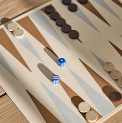 Backgammon silikone plade i brun fra OYOY 