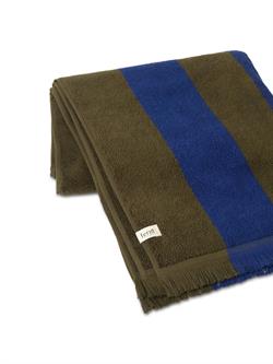 Alee badehåndklæde i stribet oliven/blå fra Ferm Living