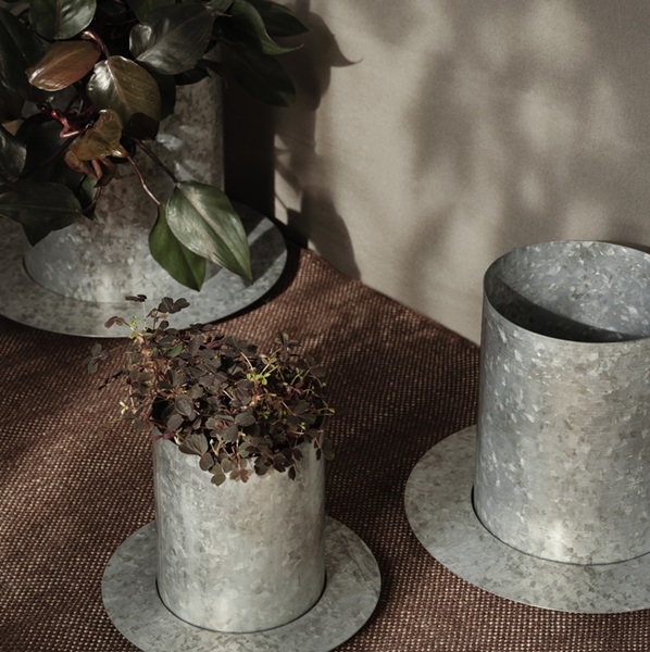 Auran Pot Galvaniseret - Urtepotteskjuler fra Ferm Living