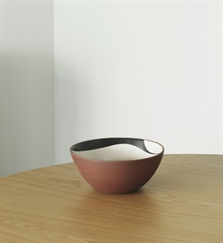 Line Bowl i rød ler medium Ø23 cm fra Normann Copenhagen